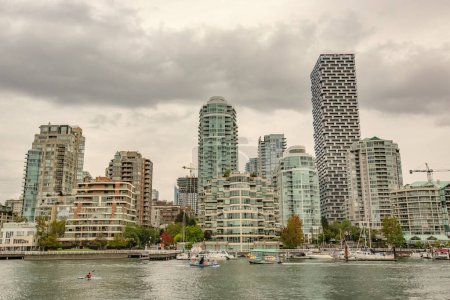 Téléchargez les photos : Marina de Granville Island et bâtiments résidentiels au centre-ville de Vancouver Canada - en image libre de droit