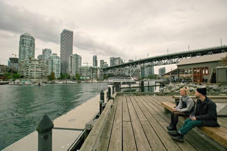Téléchargez les photos : Marina de Granville Island et bâtiments résidentiels au centre-ville de Vancouver Canada - en image libre de droit