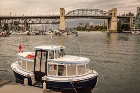 Foto de Granville isla marina y barcos tradicionales con la escritura Falso Creek en el centro de Vancouver Canadá - Imagen libre de derechos