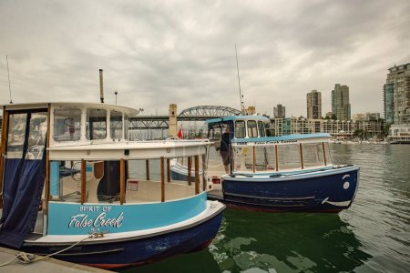 Foto de Granville isla marina y barcos tradicionales con la escritura Falso Creek en el centro de Vancouver Canadá - Imagen libre de derechos