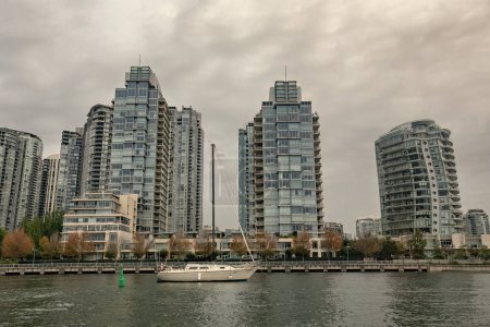 Foto de Granville isla marina y edificios residenciales en Vancouver centro de Canadá - Imagen libre de derechos