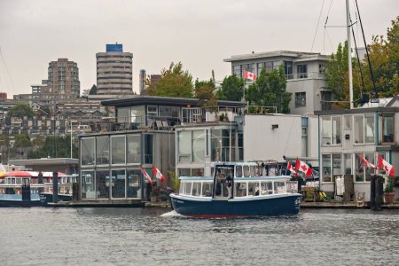 Foto de Granville isla marina y edificios residenciales en Vancouver centro de Canadá - Imagen libre de derechos