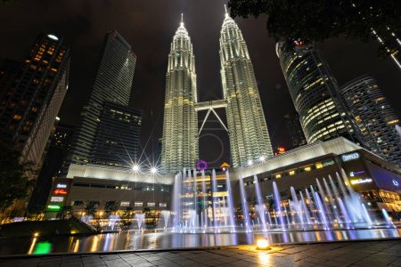 Téléchargez les photos : Kuala Lumpur centre-ville la nuit, gratte-ciel et tours jumelles Petronas à Kuala Lumpur, Malaisie - en image libre de droit