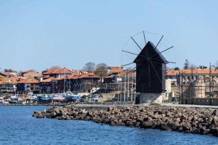 Foto de Antiguo molino de viento de madera en la entrada del casco antiguo de Nessebar, Bulgaria - Imagen libre de derechos