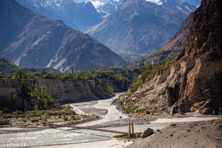 Paisaje fluvial y montañoso del norte de Pakistán. Gilgit jalá Karakoram Highway Pakistán