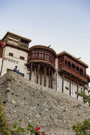 Téléchargez les photos : Château Baltit à Karimabad avec des paysages de montagne au Pakistan - en image libre de droit