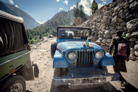 Foto de Peligroso camino al campamento base de Nanga Parbat viajando en coche todoterreno Pakistán - Imagen libre de derechos