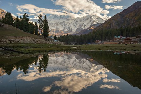 Téléchargez les photos : Nanga Parbat reflet dans le lac, belle vue sur la montagne depuis Fairy Meadows, Pakistan - en image libre de droit