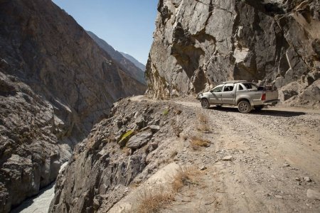 Foto de Peligroso camino al campamento base de Nanga Parbat viajando en coche todoterreno Pakistán - Imagen libre de derechos
