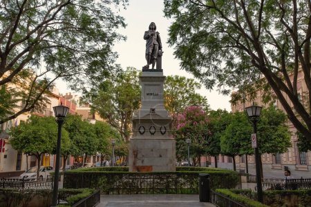 Téléchargez les photos : Monument au peintre Esteban Murillo sur la Plaza del Museo à Séville - en image libre de droit