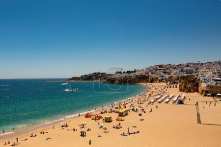 Foto de Vista aérea de la playa de Albufeira (Praia do Peneco), sur de Portugal - Imagen libre de derechos