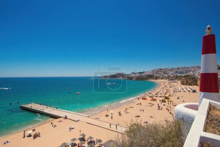 Foto de Vista aérea de la playa de Albufeira (Praia do Peneco), sur de Portugal. Faro en la playa - Imagen libre de derechos