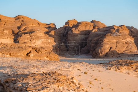 Foto de Hermoso paisaje de montaña en el desierto del Sinaí, Egipto. Cañón en Sinaí Sur. - Imagen libre de derechos