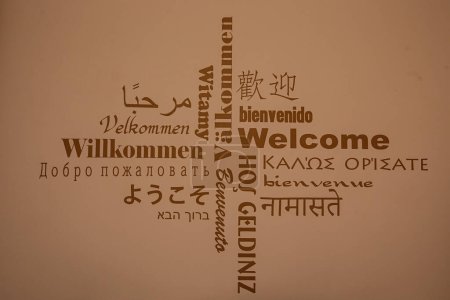 Téléchargez les photos : Bienvenue écrit sur le mur dans différentes langues - en image libre de droit