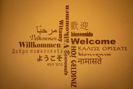 Téléchargez les photos : Bienvenue écrit sur le mur dans différentes langues - en image libre de droit