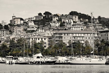 Téléchargez les photos : Belle vue sur la ville de Spezia, maisons colorées architecture italienne traditionnelle, Ligurie, Italie - en image libre de droit