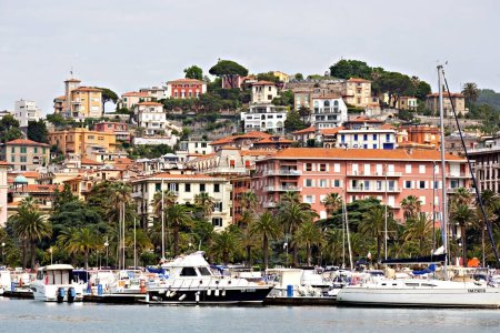 Téléchargez les photos : Belle vue sur la ville de Spezia, maisons colorées architecture italienne traditionnelle, Ligurie, Italie - en image libre de droit