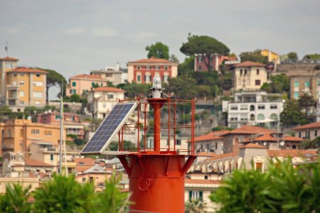 Téléchargez les photos : Belle vue sur la ville de Spezia, phare et maisons colorées architecture italienne traditionnelle, Ligurie, Italie - en image libre de droit