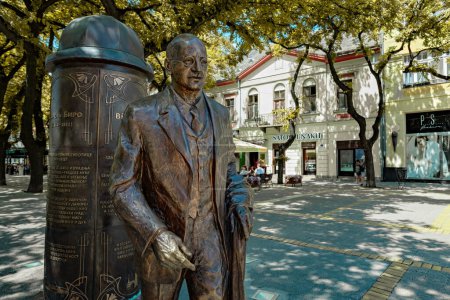 Téléchargez les photos : Monument à Biro Karoly ingénieur hongrois dans le centre de Subotica ville Serbie - en image libre de droit