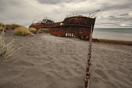 Foto de Naufragio llamado Amadeo en la costa del Estrecho de Magallanes, naufragio oxidado, Tierra del Fuego, Chile - Imagen libre de derechos