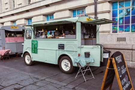 Téléchargez les photos : Café mobile en camionnette vintage à Londres Grande-Bretagne - en image libre de droit