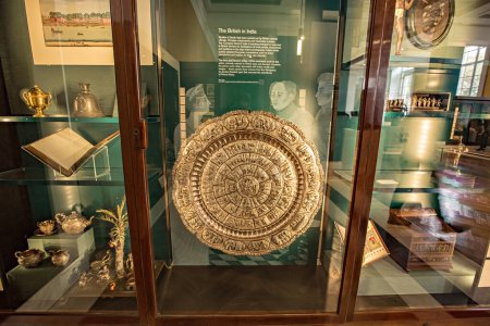 Téléchargez les photos : Plateau en argent de l'Antiquité indienne au British Museum, Londres Royaume-Uni - en image libre de droit