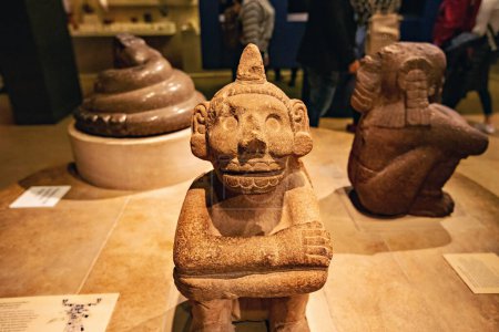 Téléchargez les photos : Figurine assise en grès mictlantecuhtli mythologie aztèque Musée de Londres - en image libre de droit