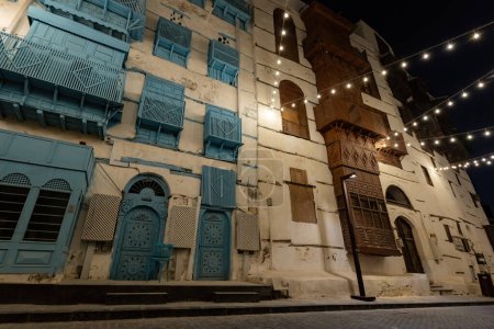 Téléchargez les photos : Maison historique dans la vieille ville de Jeddad avec fenêtres et portes en bois aux lumières du soir Arabie Saoudite - en image libre de droit