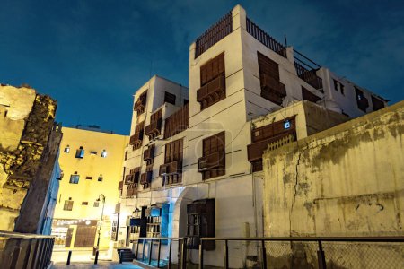 Téléchargez les photos : Maison historique dans la vieille ville de Jeddad avec fenêtres et portes en bois aux lumières du soir Arabie Saoudite - en image libre de droit