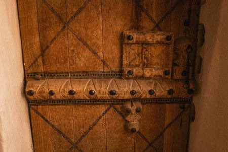 Téléchargez les photos : Ancienne porte en bois du Musée du Palais Al Masmak à Riyad Arabie Saoudite - en image libre de droit