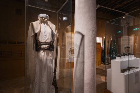 Téléchargez les photos : Collection traditionnelle de vêtements saoudiens au Musée du Palais Al Masmak à Riyad Arabie Saoudite - en image libre de droit