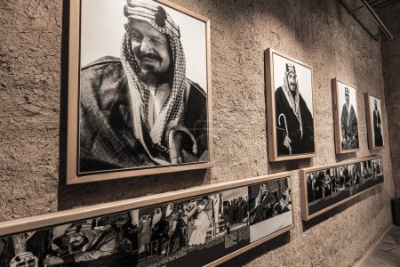Téléchargez les photos : Ancienne collection de photos avec des portraits de rois saoudiens au Musée du Palais Al Masmak à Riyad Arabie Saoudite - en image libre de droit