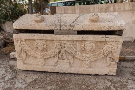 Foto de Antiguo sarcofague de piedra en las catacumbas de Kom el Shoqafa - Imagen libre de derechos