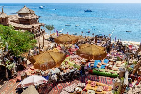 Téléchargez les photos : Célèbre café Farsha avec beaucoup de décoration antique à Sharm El Sheikh Egypte - en image libre de droit