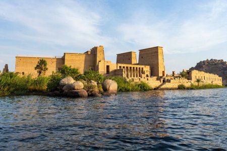 Téléchargez les photos : Temple Philae vue de la rivière Assouan Haute Egypte - en image libre de droit