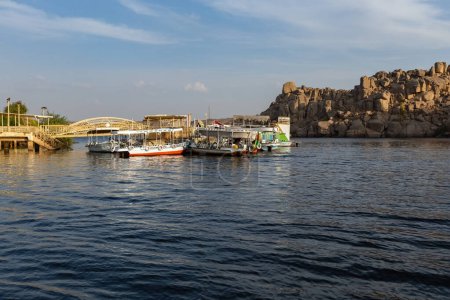 Téléchargez les photos : Bateaux sur le Nil près du temple Philae Assouan Egypte - en image libre de droit