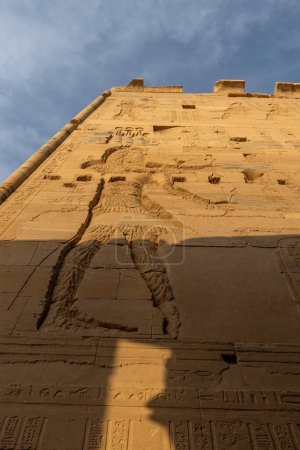 Téléchargez les photos : Mur de pierre sculpté au temple Philae à Assouan Haute Egypte - en image libre de droit