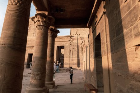 Téléchargez les photos : Détails du temple Philae à Assouan Haute Egypte. Pierres sculptées avec des images de dieu égyptien - en image libre de droit