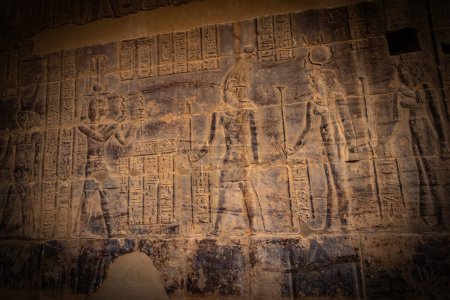 Téléchargez les photos : Mur de pierre sculpté au temple Philae à Assouan Haute Egypte - en image libre de droit