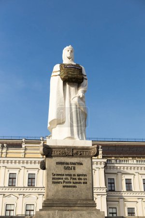 Téléchargez les photos : Monument à la princesse Olga portant une armure corporelle sur la place Mykhalivska à Kiev, Ukraine - en image libre de droit