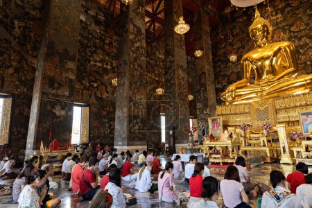 Téléchargez les photos : Les gens prient à l'intérieur du Wat Suthat Thepwararam Ratchaworamahawihan à Bangkok Thaïlande - en image libre de droit