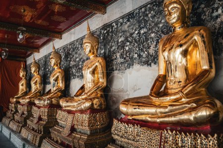 Téléchargez les photos : Statues de Bouddha d'or à Wat Suthat Thepwararam Ratchaworamahawihan à Bangkok Thaïlande - en image libre de droit