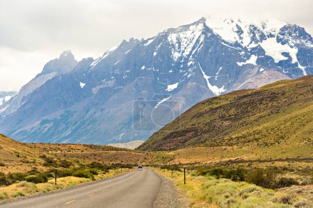 Route de montagne à travers le Parc National des Torres del Paine Chili