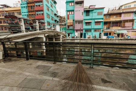 Foto de Casas coloridas a orillas del río en Bangkok Tailandia - Imagen libre de derechos