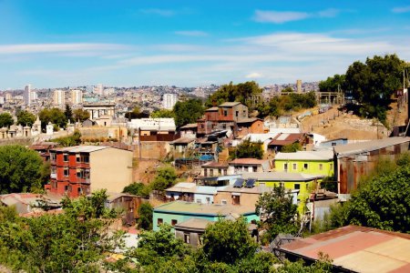 Paisaje urbano de Valparaíso, casas coloridas en Valparaíso, Chile. Antigua casa con una aguja contra el cielo azul