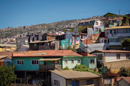 Téléchargez les photos : Valparaiso cityscape, colorful houses in Valparaiso, Chile. Old house with a spire against blue sky - en image libre de droit