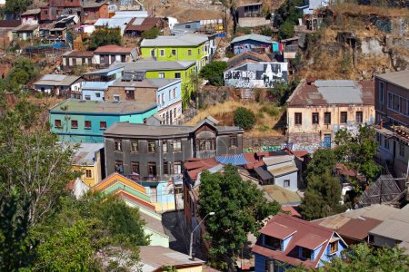 Paisaje urbano de Valparaíso, casas coloridas en Valparaíso, Chile. Antigua casa con una aguja contra el cielo azul
