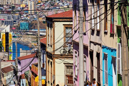 Téléchargez les photos : Paysage urbain de Valparaiso, maisons colorées à Valparaiso, Chili. Vieille maison avec une flèche contre ciel bleu - en image libre de droit
