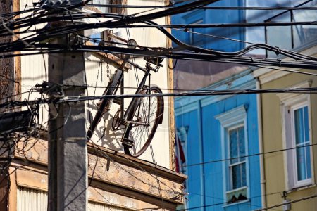 Foto de Paisaje urbano de Valparaíso, casas coloridas en Valparaíso, Chile. Antigua casa con una aguja contra el cielo azul - Imagen libre de derechos