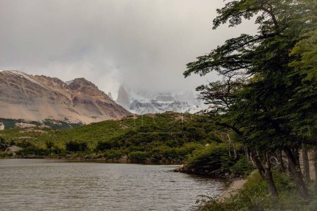 Téléchargez les photos : Belle nature de la Patagonie. Trek de Fitz Roy, vue sur les montagnes des Andes, parc national Los Glaciers, El Chalten, Argentine - en image libre de droit